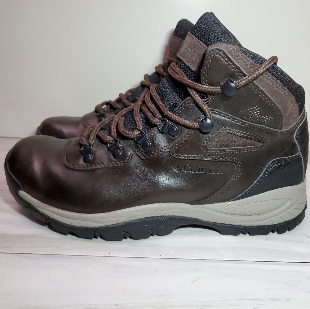 Columbia waterproof womens boots sz 9